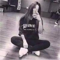 女生盘腿坐霸气的头像_女生头像盘腿坐地