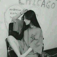 女生盘腿坐霸气的头像_女生头像盘腿坐地
