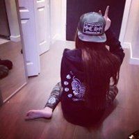 微信女头像漂亮背影 戴帽子_带帽子的女生头像背影+霸气
