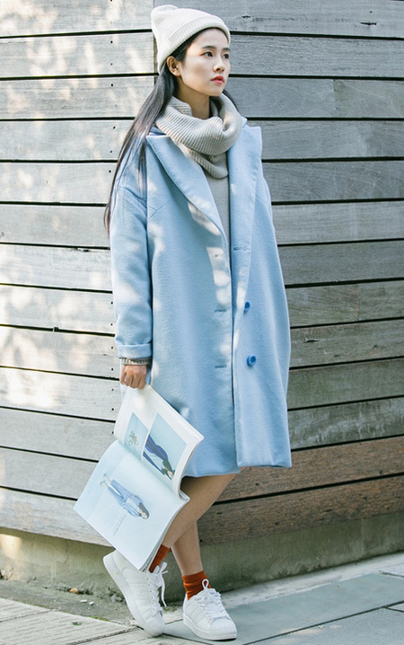 小清新美女的浅蓝色呢大衣打扮