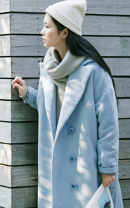 小清新美女的浅蓝色呢大衣打扮
