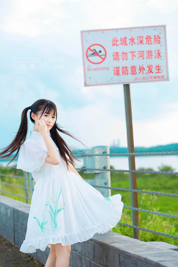 可爱吉它清纯美女图片