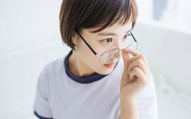 可爱短发造型的学生妹子