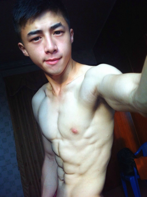 体校肌肉帅哥的生活照