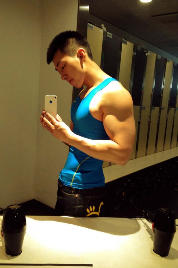 肌肉帅哥裸臀自拍秀好身体