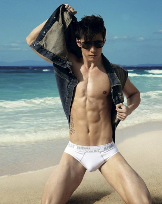 型男模特海边肌肉照