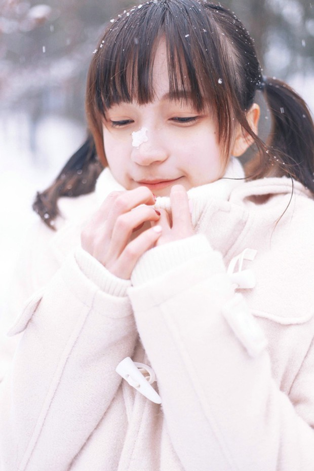 冬天里雪地里玩雪的可爱女生