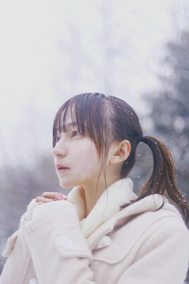 冬天里雪地里玩雪的可爱女生