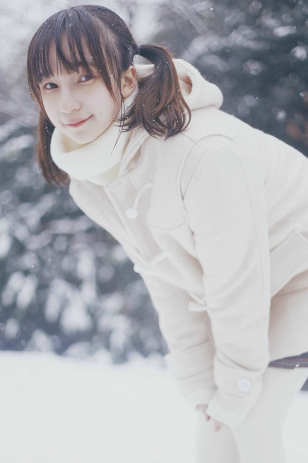 冬天里雪地里玩雪的可爱女生