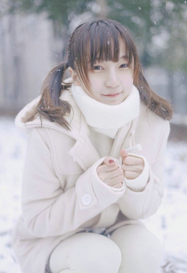 冬天里雪地里玩雪的可爱女生