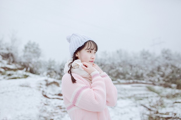 卡哇伊可爱女生雪地粉嫩装