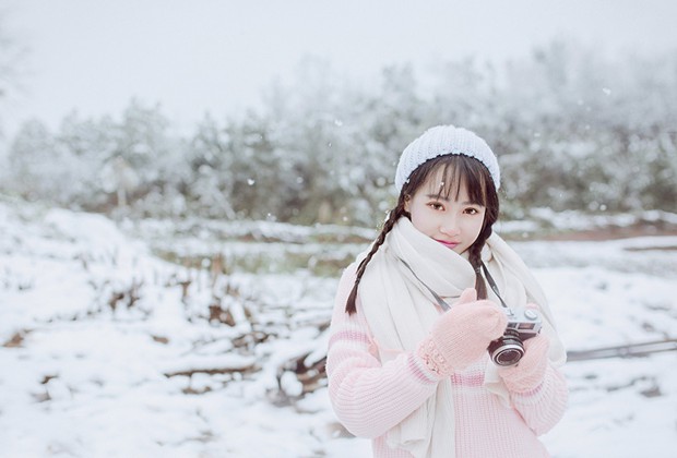 卡哇伊可爱女生雪地粉嫩装