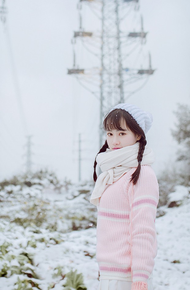 卡哇伊可爱女生雪地粉嫩装