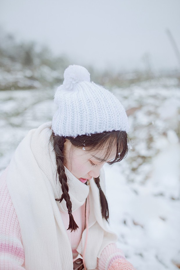 卡哇伊可爱女生雪地粉嫩装