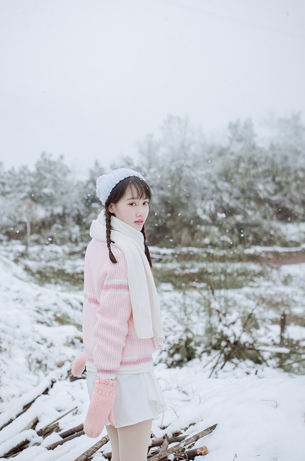 卡哇伊可爱女生雪地粉嫩装