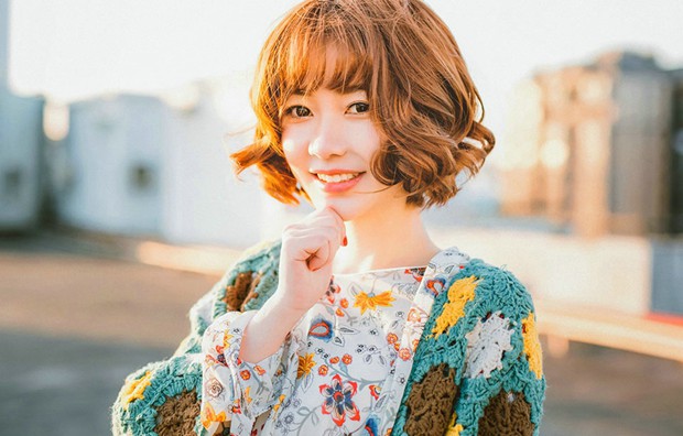 春天里阳光灿烂的可爱姑娘照片