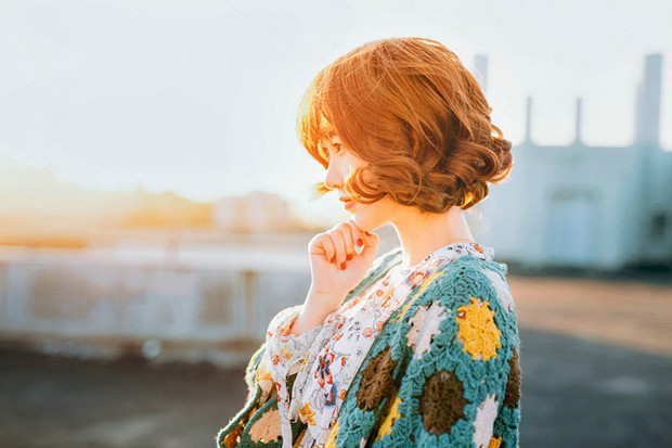 春天里阳光灿烂的可爱姑娘照片