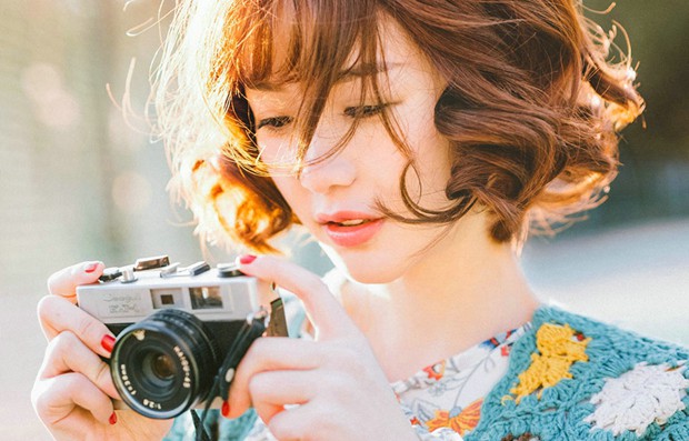 春天里阳光灿烂的可爱姑娘照片