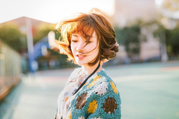 春天里阳光灿烂的可爱姑娘照片