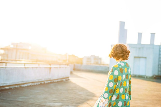 春天里阳光灿烂的可爱姑娘照片