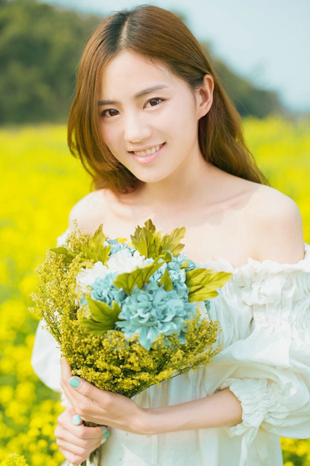 春天油菜花里的可爱美女图片