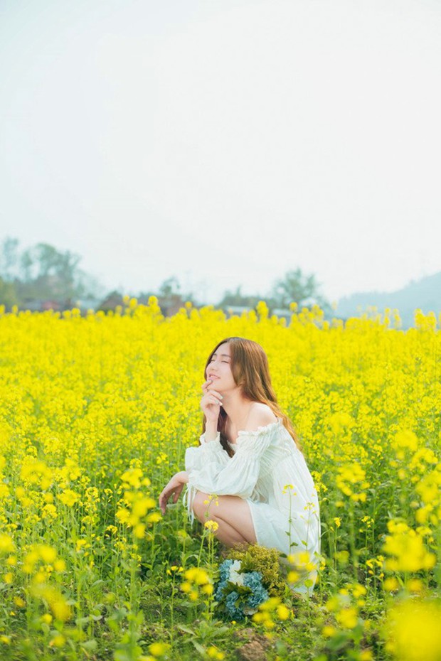 春天油菜花里的可爱美女图片