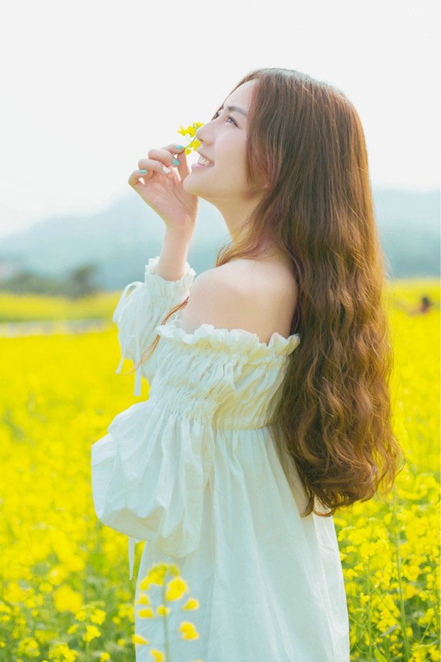 春天油菜花里的可爱美女图片