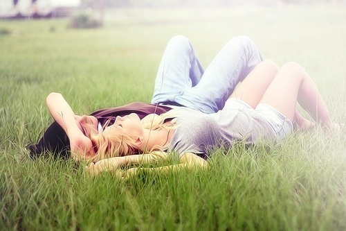 热恋中的情侣唯美爱情图片