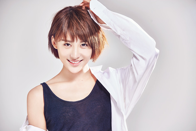 阳光美女明星贾青帅气照片