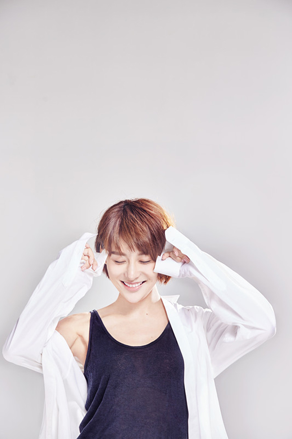 阳光美女明星贾青帅气照片