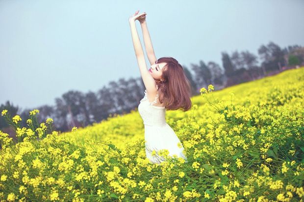 最美油菜花可爱女生甜美图片