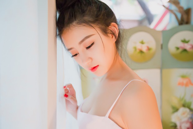 安静治愈系红唇清纯美女