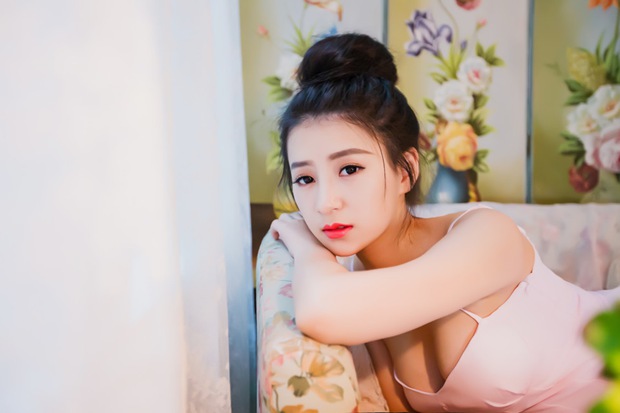 安静治愈系红唇清纯美女