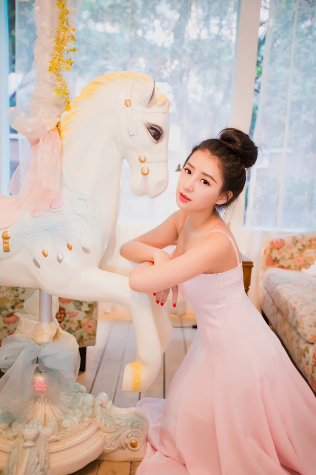 安静治愈系红唇清纯美女