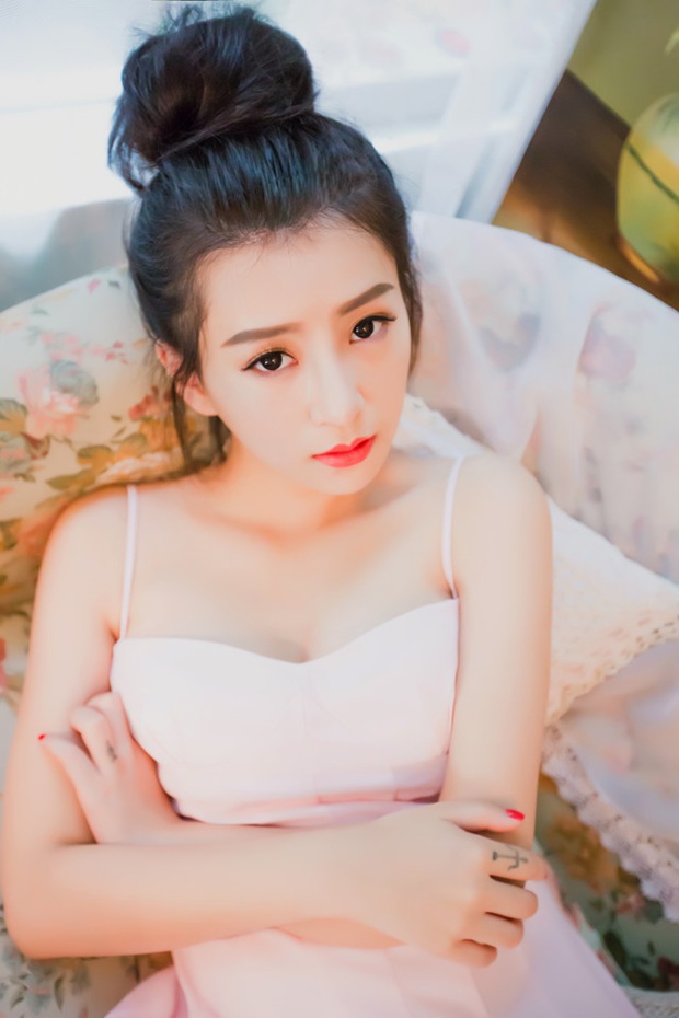 安静治愈系红唇清纯美女