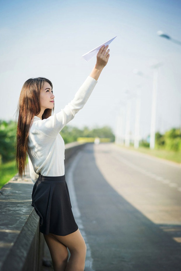 清纯气质短裙长发美女图片