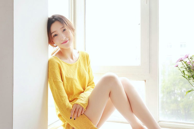 窗台插花唯美早安美女图片