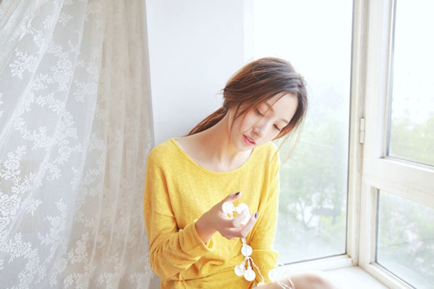 窗台插花唯美早安美女图片