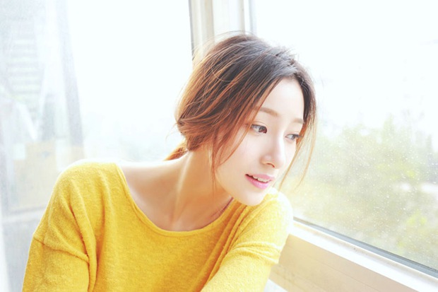 窗台插花唯美早安美女图片