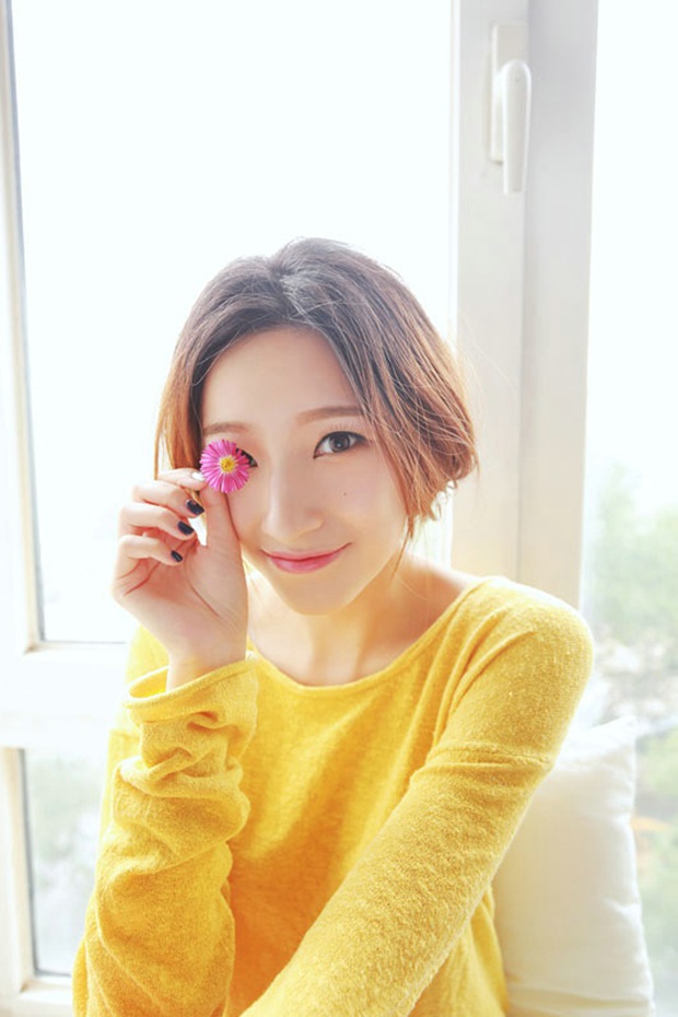 窗台插花唯美早安美女图片