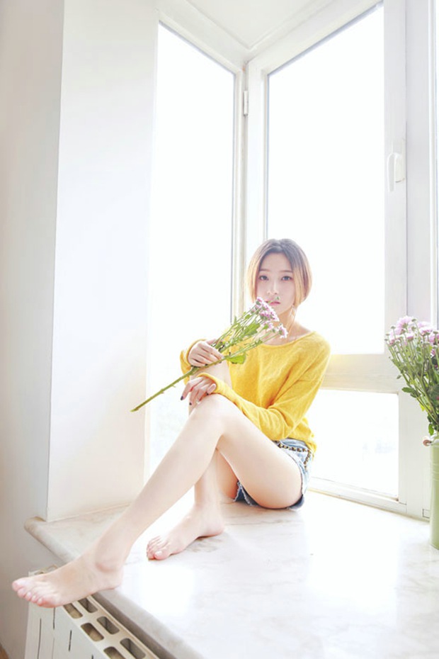 窗台插花唯美早安美女图片