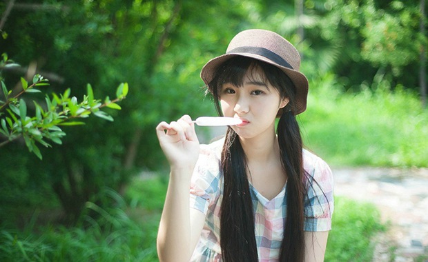 冰棍消暑夏天可爱萌妹子