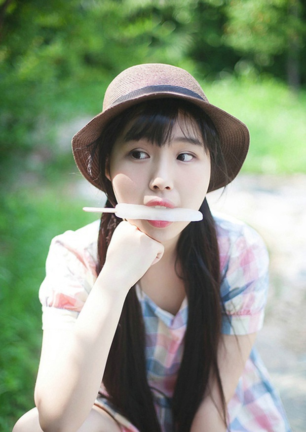 冰棍消暑夏天可爱萌妹子
