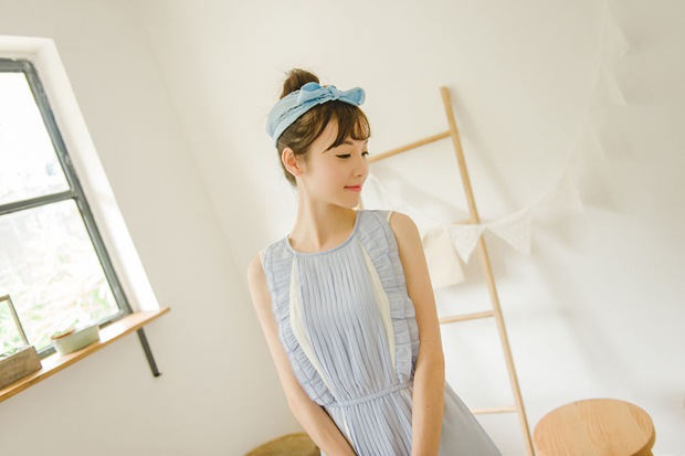粉嫩房间微笑可爱女生图片