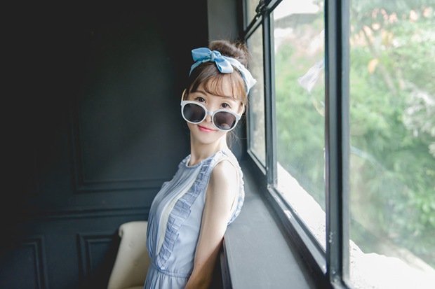 粉嫩房间微笑可爱女生图片