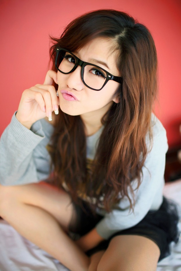 带眼镜的俏皮清纯女生图片