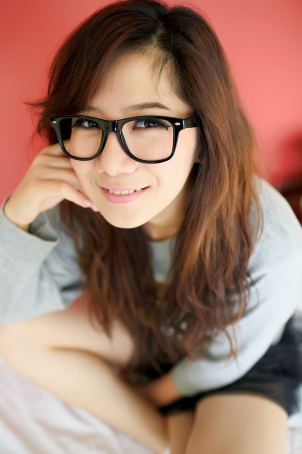 带眼镜的俏皮清纯女生图片
