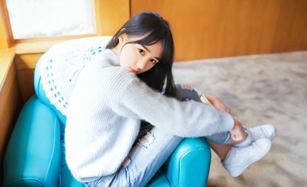 咖啡馆读书的文艺清纯妹子
