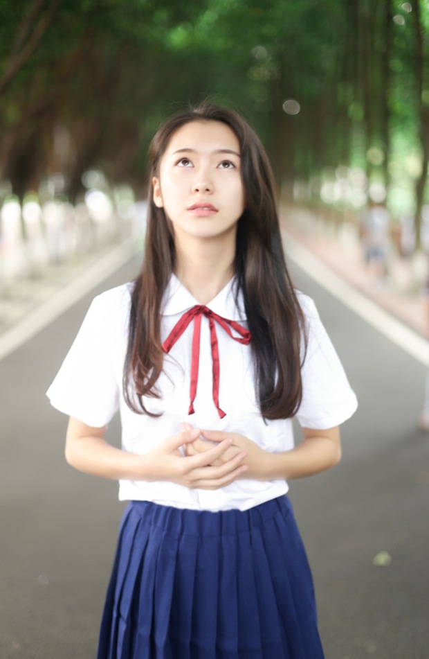 安静校园制服学生妹清纯照片