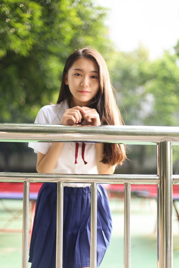 安静校园制服学生妹清纯照片